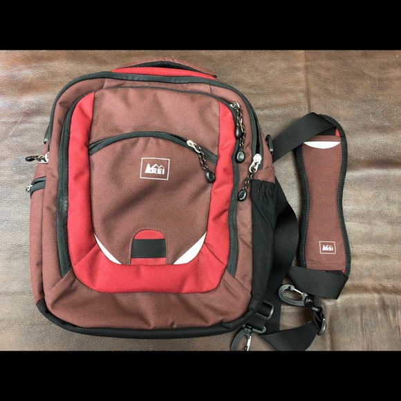 REI Handbags - REI padded laptop bag